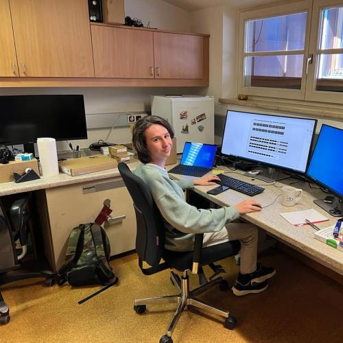Schüler sitzt vorm Computer in einem Büro BPT