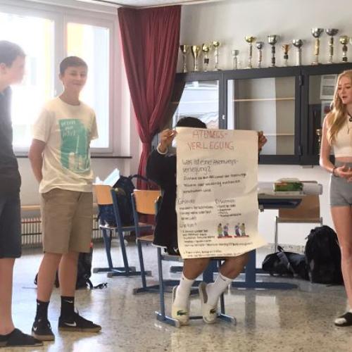 SchülerInnen erklären den Notfall "Atemwegs-Verlegung"