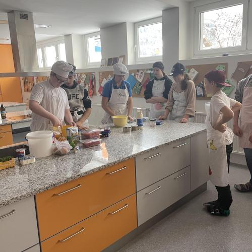 Schülerinnen und Schüler im Kochunterricht 2023