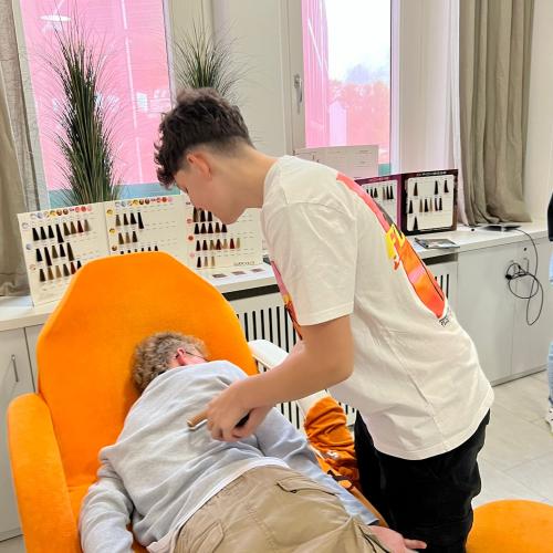 Zwei Schüler beim Bereich Gesundheit und Beauty bei der Massage