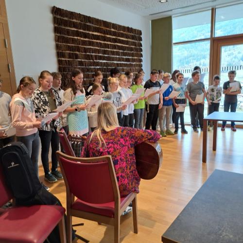 Schülerinnen und Schüler singen im Altersheim Kirchberg