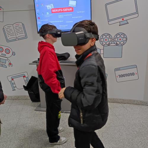 Schüler mit VR-Brillen im Bereich Medien und Technologie