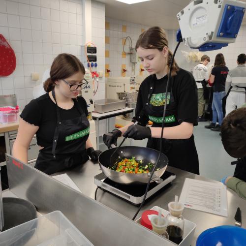 zwei Schülerinnen in der Küche im Bereich Tourismus und Lebensmittel