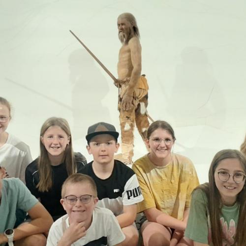 Schülerinnen und Schüler mit dem Ötzi