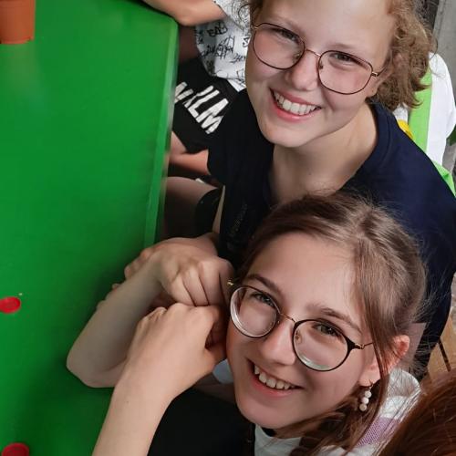 lachende Schülerinnen in Südtirol